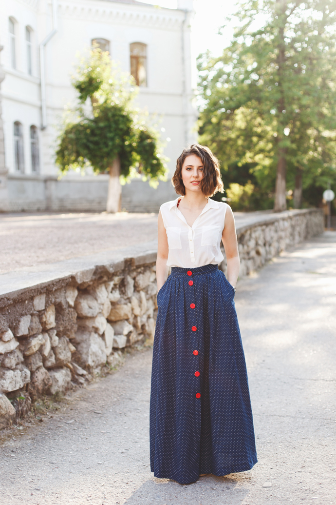 Jednobarevná maxi sukně doplněná výraznými knoflíky ve francouzském stylu sluší i ženám nad 40 let. 
