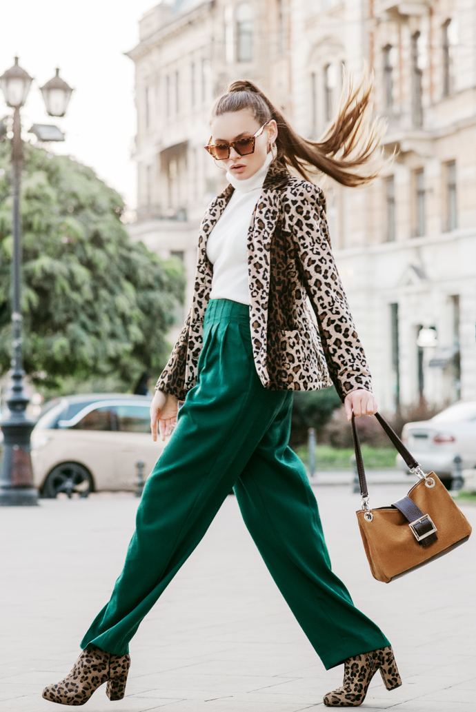 Sytě zelená barva je v kombinaci s leopardním vzorem velice sexy. Jednoduchý bílý top outfit pak dokonale doladí. 
