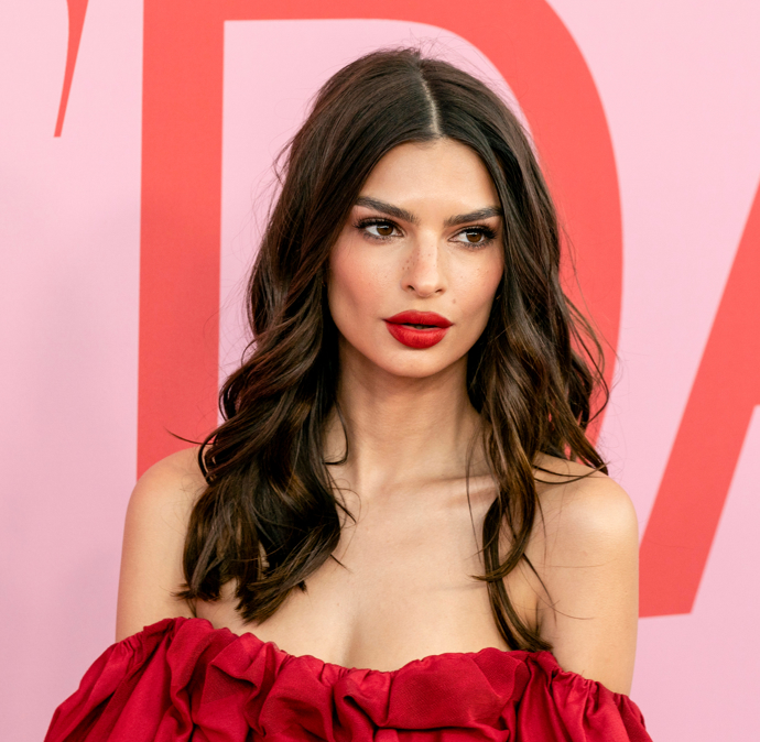 Emily Ratajkowski má vysoký kontrast, může si tak dovolit výraznější barvy líčení.
