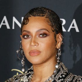 Beyoncé je středně kontrastní typ. K její tmavší pleti jsou vhodné teplejší odstíny, meruňková rtěnka je skvělou volbou. 
