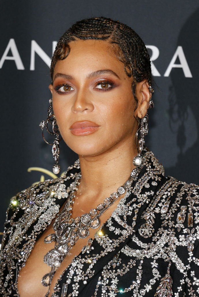 Beyoncé je středně kontrastní typ. K její tmavší pleti jsou vhodné teplejší odstíny, meruňková rtěnka je skvělou volbou. 
