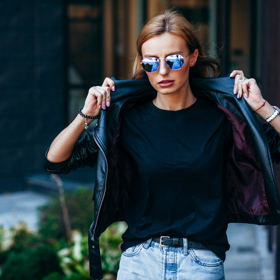 Černá basic trička jsou sexy a opticky zeštíhlují trup. Pokud k nim přidáte koženou bundu, tvoří skvělý outfit na volný čas, nosit je však můžete i do společnosti (například v kombinaci s plisovanou sukní). 
