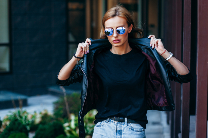 Černá basic trička jsou sexy a opticky zeštíhlují trup. Pokud k nim přidáte koženou bundu, tvoří skvělý outfit na volný čas, nosit je však můžete i do společnosti (například v kombinaci s plisovanou sukní). 
