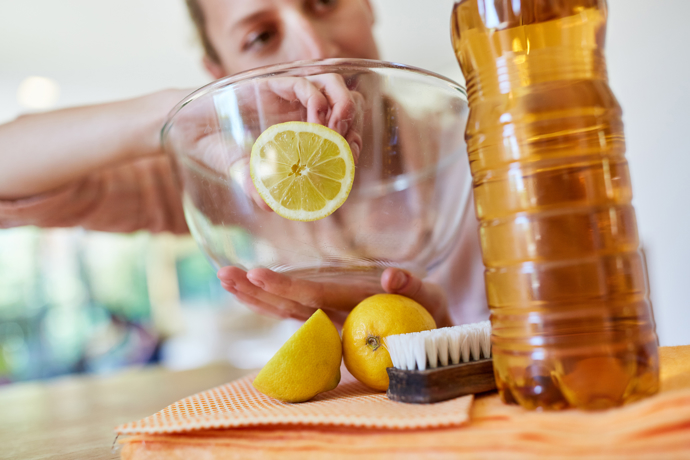 Toužíte po dokonale vyleštěném nádobí beze šmouh? Přidejte do myčky plátky citronu nebo citronovou šťávu, a těšte se na dokonalý výsledek, který budete mít téměř bez práce. 
