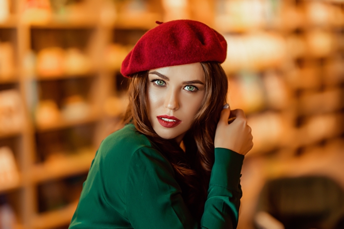 Toužíte po elegantní pokrývce hlavy, která je současně velice sexy? Vsaďte na baret v populárním odstínu Cherry Red. 
