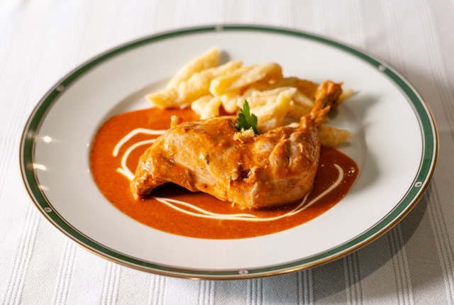 Kuře na paprice pochází z Maďarska, ale rychle u nás zdomácnělo: Podívejte se na recept, který zvládne i začátečník 