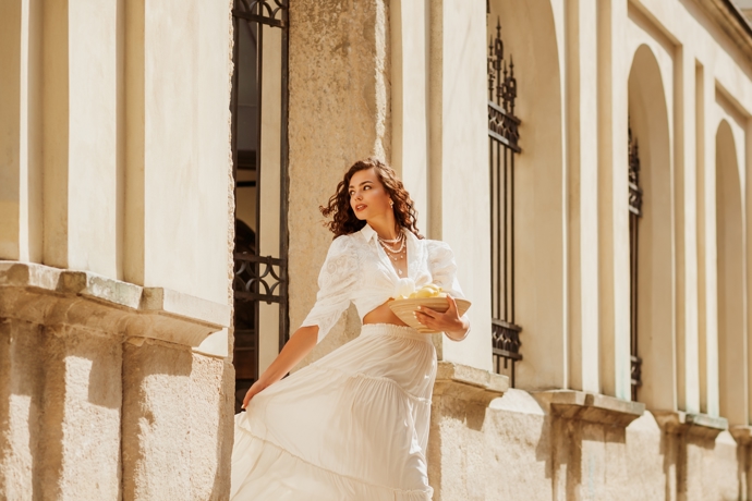 Elegantní béžová maxi sukně vám dodá na noblese a eleganci. Při chůzi vypadá naprosto skvěle.

