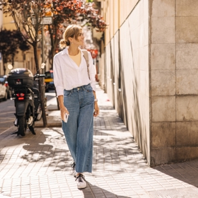 Volné nohavice ženy milují a v kombinaci s denimem vypadají skvěle. Stačí je doplnit jednoduchou halenkou a máte trendy jarní outfit do města. 
