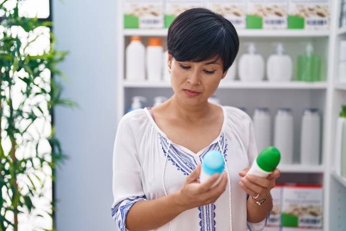 Výběr deodorantu je někdy oříšek. Důležitější roli než je cena nebo značka, hraje v tomto případě složení. Zkuste se zaměřovat na produkty, které neobsahují alkohol, parabeny ani hliníkové soli. 
