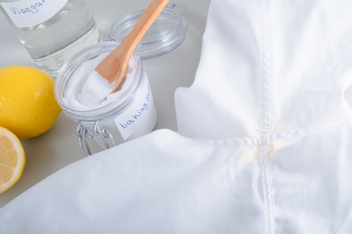 Jedlá soda si poradí i s odolnými skvrnami v podpaží, které způsobují deodoranty a pot. Stačí ji smíchat s vodou, vytvořit hustou kaši, nanést ji na poškozené místo a nechat alespoň 30 minut působit. 

