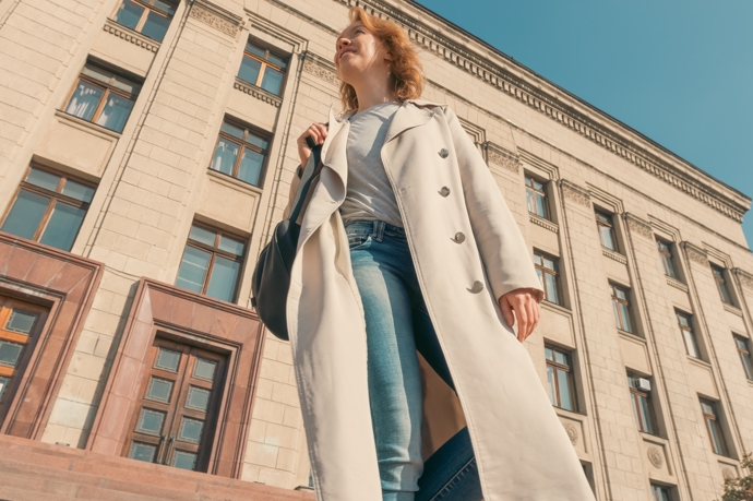 Béžový trenčkot a džíny tvoří dokonalý outfit na jaro, ve kterém se budete cítit pohodlně po celý den. 
