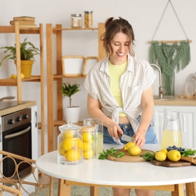 Citron vyniká antioxidačními účinky a dokonale neutralizuje pachy. Využívat jej můžete na úklid domácnosti i vaření. 
