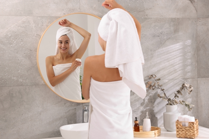 Aplikace deodorantu patří k běžné ranní hygieně. V případě potřeby však můžete nosit malé balení deodorantu v kabelce, a aplikovat jej kdykoliv bude třeba. 
