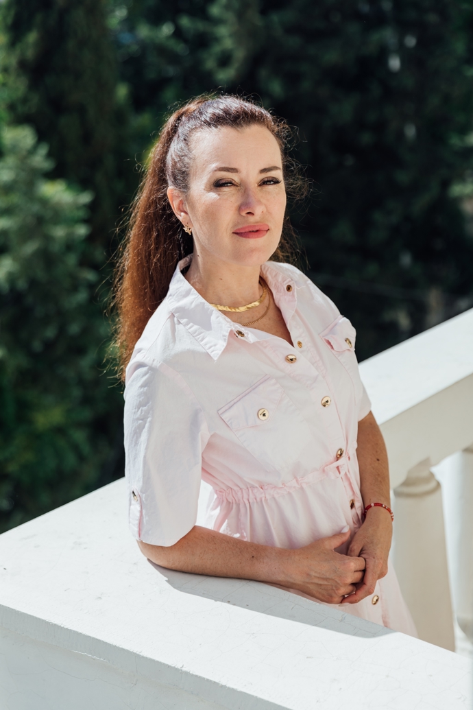Nadčasová klasika. Bílé šaty se zlatými detaily jsou univerzálním kouskem na jarní i letní dny. 
