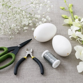 Připravte si všechno potřebné náčiní. Potřebujete nůžky, drátek, vyfouklá vajíčka, kleštičky a květiny. Na obrázku je orchidej a gypsophila. Při ruce mějte také tavící pistoli. Může se hodit. 
