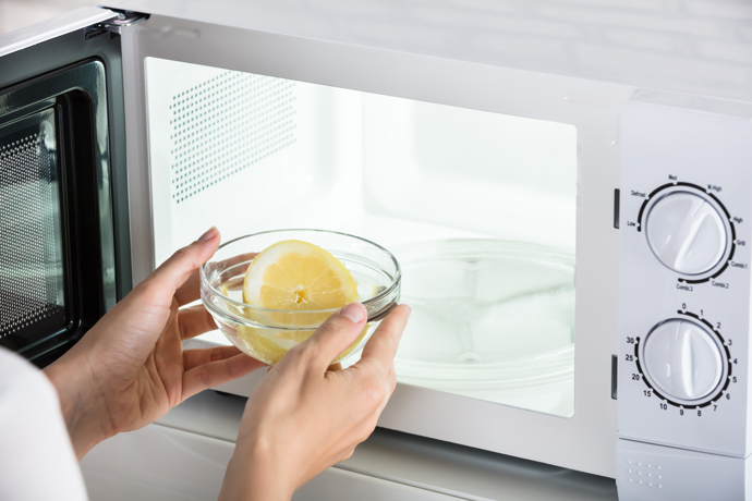Potřebujete odmastit mikrovlnnou troubu a odstranit staré usazeniny? Citron vám může práci značně ulehčit. Rozkrojte ho napůl, vymačkejte a vložte do skleněné misky s vodou, vložte misku dovnitř a zapněte troubu na 3 minuty. Poté nechte výpary ještě asi 15 minut působit. Svými účinky mastnotu rozpustí a troubu pak stačí jednoduše vytřít hadříkem. 
