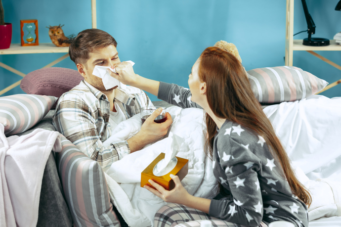 Když přišly děti, rovnou dvojčata, paní Romana neměla moc prostoru starat se o něj. Musela se otáčet kolem svých dětí a domácnosti. Čas na to, aby skákala kolem manžela zkrátka nebyl. A on se cítil ublíženě.
