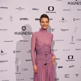 Simona Lewandowská v šatech od designéra Tomáše Němce
