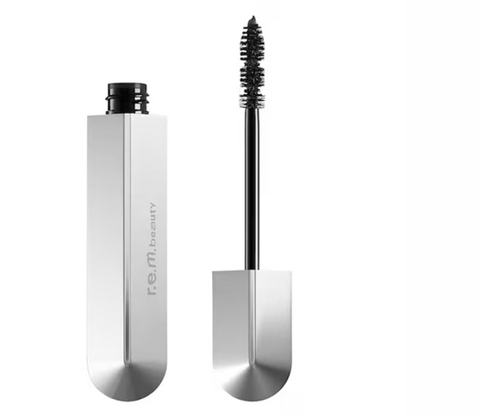 REM BEAUTY Flourishing Volumizing Mascara vyplňuje řasy a neslepuje je, aby vypadaly plnější. Obsahuje 100% přírodní bambusový prášek, tahitské mikrořasy a trojici vyživujících ovocných výtažků. 450 Kč
REM BEAUTY Flourishing Volumizing Mascara vyplňuje řasy a neslepuje je, aby vypadaly plnější. Obsahuje 100% přírodní bambusový prášek, tahitské mikrořasy a trojici vyživujících ovocných výtažků. 450 Kč