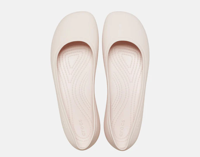 Minimalistický a nadčasový design balerínek Crocs Brooklyn Flat doplní jakýkoliv outfit, 1019 Kč
