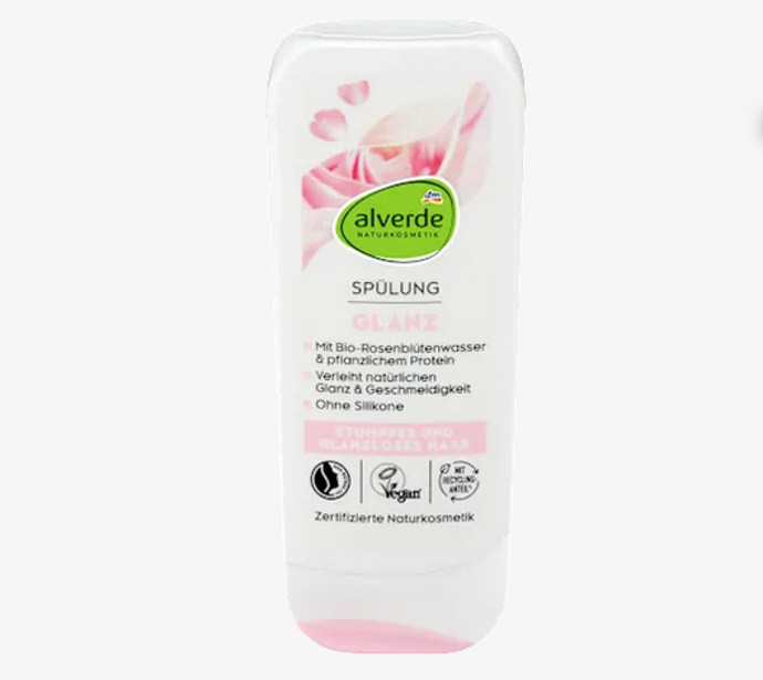 alverde NATURKOSMETIK balzám na vlasy pro lesk je ideální péčí pro matné a mdlé vlasy. Složení obohacené o organickou vodu z okvětních lístků růží a rostlinné bílkoviny vlasy posiluje a dodává jim přirozený lesk a pružnost. Balzám je bez silikonů díky tomu nejsou vlasy zatíženy. 55 Kč
