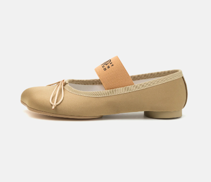 Saténové baleríny, MM6 MAISON MARGIELA, 11960 Kč
Saténové baleríny, MM6 MAISON MARGIELA, 11960 Kč