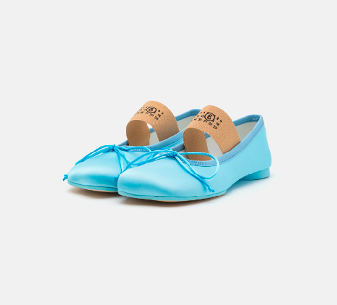 Saténové baleríny, MM6 MAISON MARGIELA, 11960 Kč
Saténové baleríny, MM6 MAISON MARGIELA, 11960 Kč