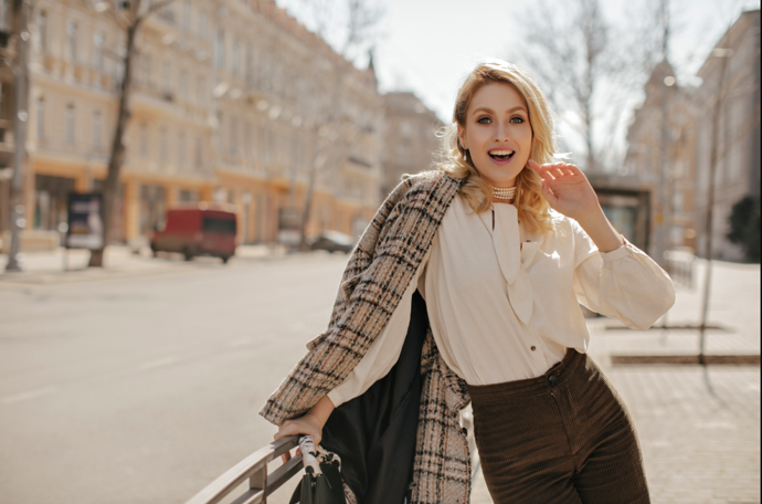 K úzkým kalhotám přidejte elegantní halenku a sako. Je to skvělý outfit do práce, ale i na schůzky do města.
K úzkým kalhotám přidejte elegantní halenku a sako. Je to skvělý outfit do práce, ale i na schůzky do města.