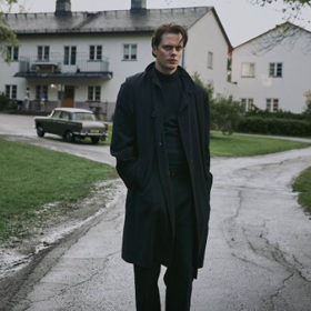 Bill Skarsgård jako Clark Olfsson v seriálu Clark: Hvězdný zločinec
