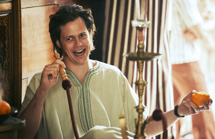 Bill Skarsgård jako Clark Olfsson v seriálu Clark: Hvězdný zločinec
Bill Skarsgård jako Clark Olfsson v seriálu Clark: Hvězdný zločinec