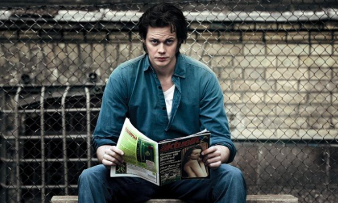 Bill Skarsgård jako Clark Olfsson v seriálu Clark: Hvězdný zločinec
Bill Skarsgård jako Clark Olfsson v seriálu Clark: Hvězdný zločinec