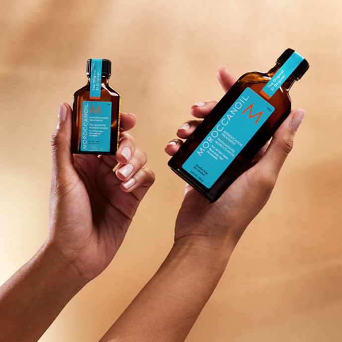Vlasová kúra pro všechny typy vlasů Moroccanoil Treatment s obsahem prvotřídního arganového oleje dodává vlasům potřebnou hydrataci a výživu, zaceluje roztřepené konečky a zároveň zanechává vlasy přirozeně lesklé a sametově hebké na dotek. 495 Kč
Vlasová kúra pro všechny typy vlasů Moroccanoil Treatment s obsahem prvotřídního arganového oleje dodává vlasům potřebnou hydrataci a výživu, zaceluje roztřepené konečky a zároveň zanechává vlasy přirozeně lesklé a sametově hebké na dotek. 495 Kč