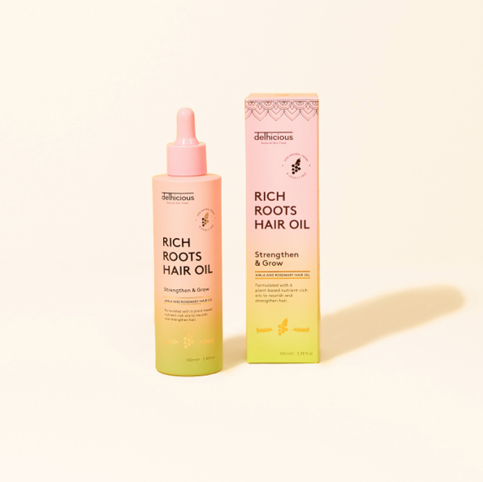 Olej na vlasy RICH ROOTS AMLA & ROSEMARY HAIR OIL vytvořený tak, aby se stal součástí Vašeho rituálu péče o vlasy. Seznamte se se směsí 6 rostlinných, ajurvédských, indických olejů, které se po staletí používají pro posílení vlasů a podporu jejich růstu. Amla (indický angrešt) je bohatý na Vitamín C, posiluje pokožku hlavy, redukuje vypadávání vlasů a podporuje jejich růst. Bhringraj, také známý jako "král bylinek", má protizánětlivé vlastnosti, díky kterým redukuje tvorbu lupů a ulevuje suché a svědivé pokožce hlavy se sklony k lupénce. Arganový olej, bohatý na antioxidanty, hydratuje a dodává lesk, zatímco rozmarýnový olej pomáhá stimulovat folikuly a vlasy jsou tak zdravější, delší a silnější. 607 Kč
Olej na vlasy RICH ROOTS AMLA & ROSEMARY HAIR OIL vytvořený tak, aby se stal součástí Vašeho rituálu péče o vlasy. Seznamte se se směsí 6 rostlinných, ajurvédských, indických olejů, které se po staletí používají pro posílení vlasů a podporu jejich růstu. Amla (indický angrešt) je bohatý na Vitamín C, posiluje pokožku hlavy, redukuje vypadávání vlasů a podporuje jejich růst. Bhringraj, také známý jako "král bylinek", má protizánětlivé vlastnosti, díky kterým redukuje tvorbu lupů a ulevuje suché a svědivé pokožce hlavy se sklony k lupénce. Arganový olej, bohatý na antioxidanty, hydratuje a dodává lesk, zatímco rozmarýnový olej pomáhá stimulovat folikuly a vlasy jsou tak zdravější, delší a silnější. 607 Kč
