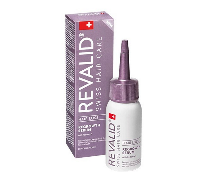 Revalid Regrowth Serum obsahuje inovativní aktivní složku Redensyl 3%. Redensyl obnovuje růst vlasů, omezuje vypadávání vlasů a zvyšuje jejich hustotu až o 8 %, což odpovídá až 28 000 novým vlasům po 3 měsících každodenního používání*. Pelyňkový extrakt získaný z bylin rostoucích v horských oblastech Švýcarska dodává éterické oleje s antioxidačními účinky, které doplňují revitalizační účinky Redensylu. Obsažené aminokyseliny a panthenol hydratují suché vlasy i pokožku hlavy a stimulují obnovu kožních buněk. 669 Kč
Revalid Regrowth Serum obsahuje inovativní aktivní složku Redensyl 3%. Redensyl obnovuje růst vlasů, omezuje vypadávání vlasů a zvyšuje jejich hustotu až o 8 %, což odpovídá až 28 000 novým vlasům po 3 měsících každodenního používání*. Pelyňkový extrakt získaný z bylin rostoucích v horských oblastech Švýcarska dodává éterické oleje s antioxidačními účinky, které doplňují revitalizační účinky Redensylu. Obsažené aminokyseliny a panthenol hydratují suché vlasy i pokožku hlavy a stimulují obnovu kožních buněk. 669 Kč