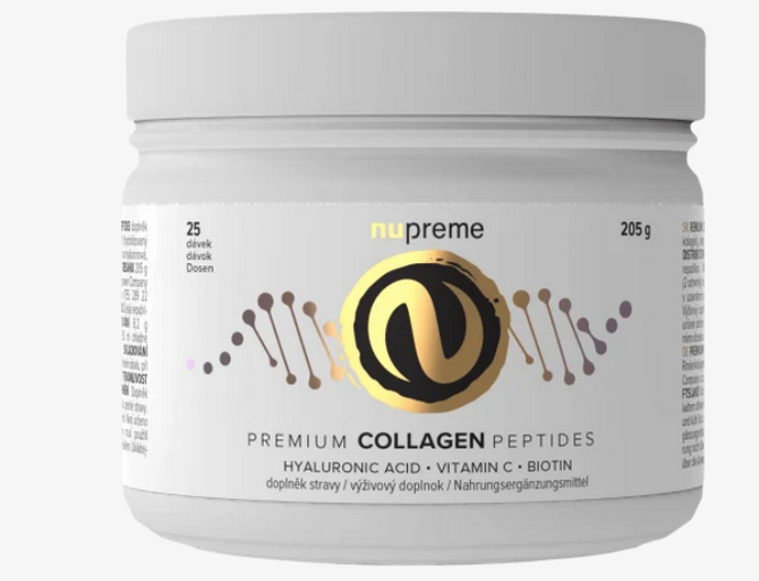 nupreme Collagen premium je doplněk stravy, který je rozložený na menší “kostičky” neboli kolagenní peptidy, ty se po spolknutí rovnou vstřebávají. Díky tomu kolagen nezatěžuje vaše trávení, pro organismus je tedy maximálně využitelný. Přidaný vitamín C usnadňuje vašemu tělu jej správně vstřebat a dále s ním hospodařit. Dále je do komplexu přidána také kyselina hyaluronovou. Podobně jako houba i tato látka dokáže nasát velké množství vody a tím zvláční. Hydrataci pokožky, chrupavek i dalších tkání tak efektivně obnovuje a dlouhodobě udržuje. Čtvrtou aktivní látkou je biotin, vitamín B7. Ten vedle svého blahodárného účinku na zdraví pokožky a vlasů, navíc pohladí i vaše pocuchané nervy. 387 Kč
