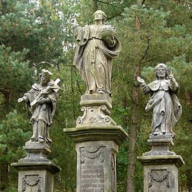 Sousoší třech svatých nechal v roce 1814 postavit majitel dolů J. D. Starck po tragické smrti dvou horníků.
