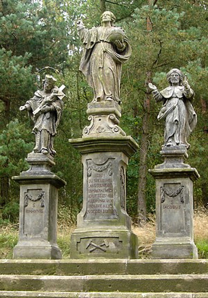 Sousoší třech svatých nechal v roce 1814 postavit majitel dolů J. D. Starck po tragické smrti dvou horníků.
Sousoší třech svatých nechal v roce 1814 postavit majitel dolů J. D. Starck po tragické smrti dvou horníků.