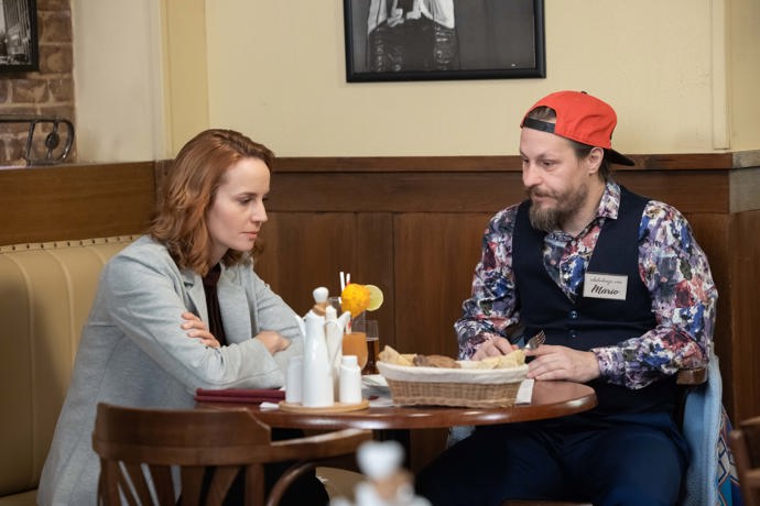 Nekonečný seriál Ulice sleduje dramatické osudy několika spřátelených rodin žijících v sousedství
Nekonečný seriál Ulice sleduje dramatické osudy několika spřátelených rodin žijících v sousedství