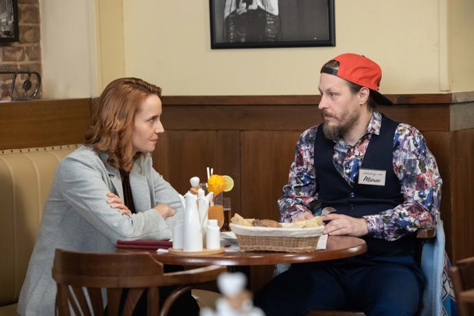 Nekonečný seriál Ulice sleduje dramatické osudy několika spřátelených rodin žijících v sousedství
Nekonečný seriál Ulice sleduje dramatické osudy několika spřátelených rodin žijících v sousedství