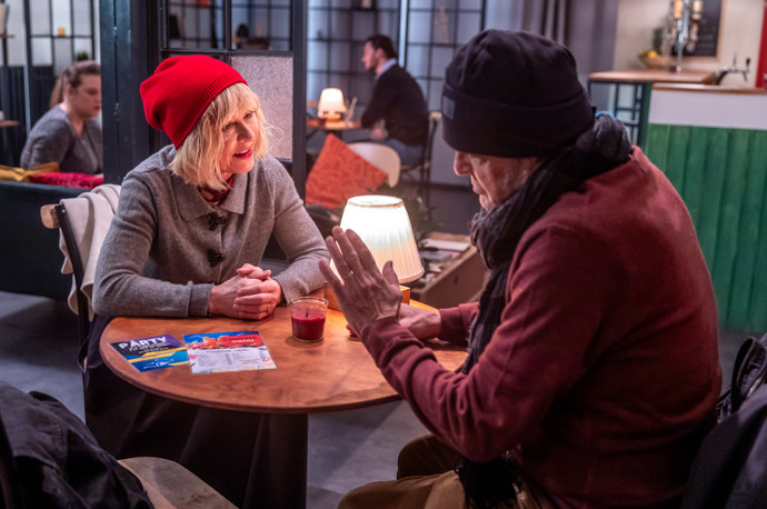 Nekonečný seriál Ulice sleduje dramatické osudy několika spřátelených rodin žijících v sousedství
Nekonečný seriál Ulice sleduje dramatické osudy několika spřátelených rodin žijících v sousedství