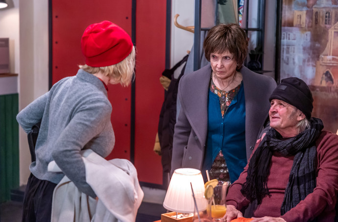 Nekonečný seriál Ulice sleduje dramatické osudy několika spřátelených rodin žijících v sousedství
Nekonečný seriál Ulice sleduje dramatické osudy několika spřátelených rodin žijících v sousedství