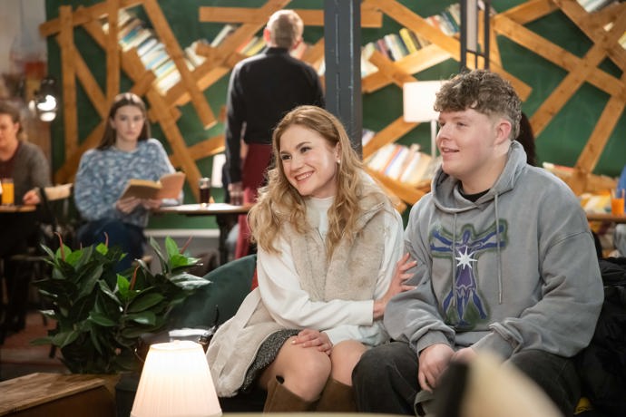 Nekonečný seriál Ulice sleduje dramatické osudy několika rodin žijících v sousedství
