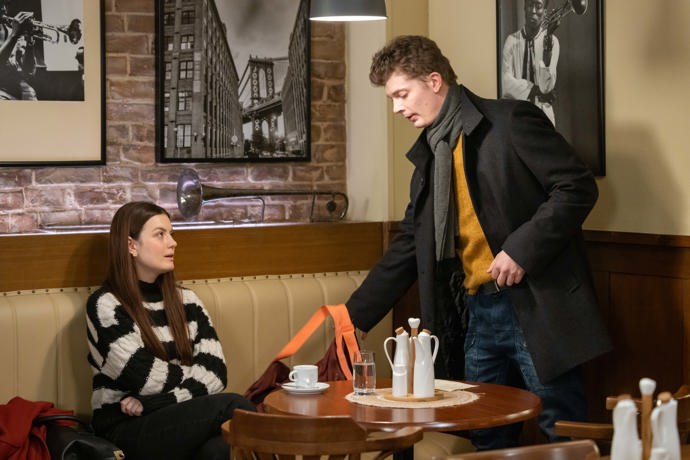 Nekonečný seriál Ulice sleduje dramatické osudy několika rodin žijících v sousedství
