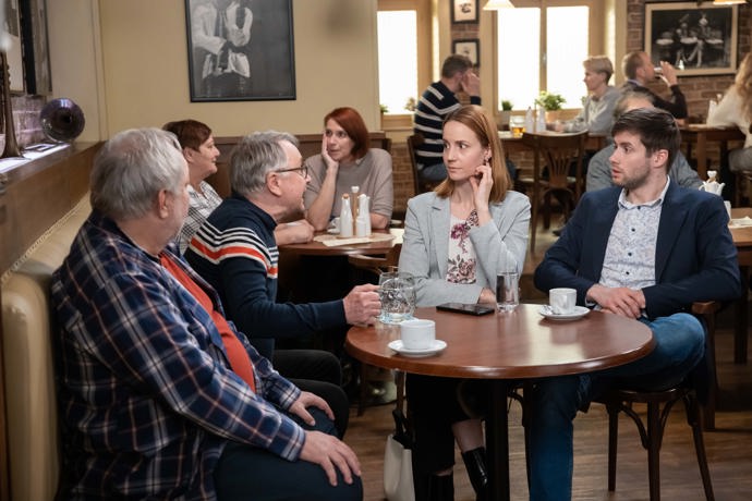 Nekonečný seriál Ulice sleduje dramatické osudy několika rodin žijících v sousedství
