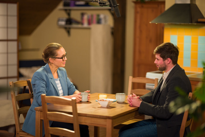 Nekonečný seriál Ulice sleduje dramatické osudy několika spřátelených rodin žijících v sousedství
