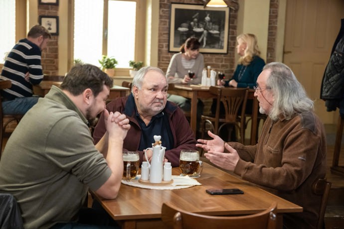Nekonečný seriál Ulice sleduje dramatické osudy několika spřátelených rodin žijících v sousedství
