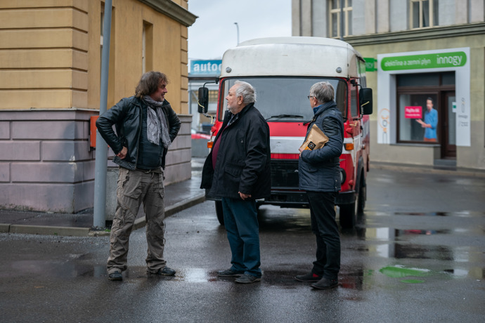 Nekonečný seriál Ulice sleduje dramatické osudy několika spřátelených rodin žijících v sousedství
