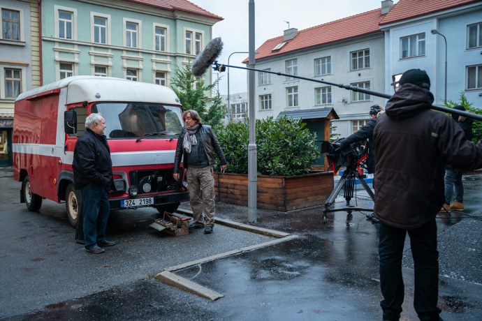 Nekonečný seriál Ulice sleduje dramatické osudy několika spřátelených rodin žijících v sousedství
