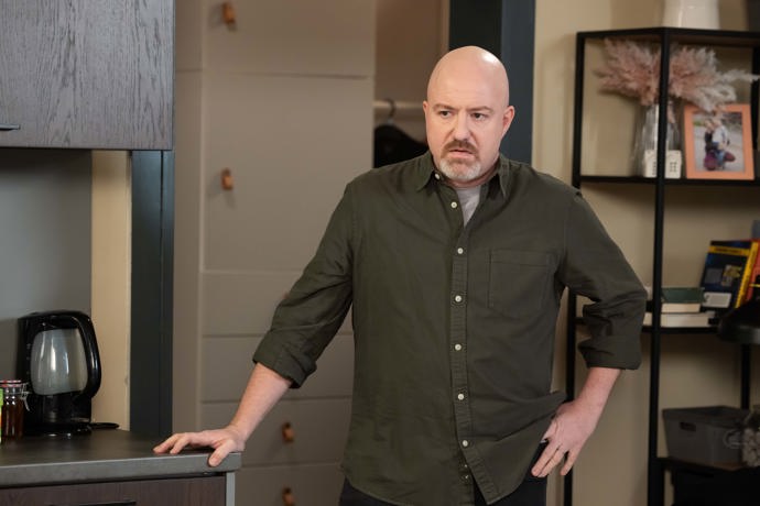 Nekonečný seriál Ulice sleduje dramatické osudy několika spřátelených rodin žijících v sousedství
