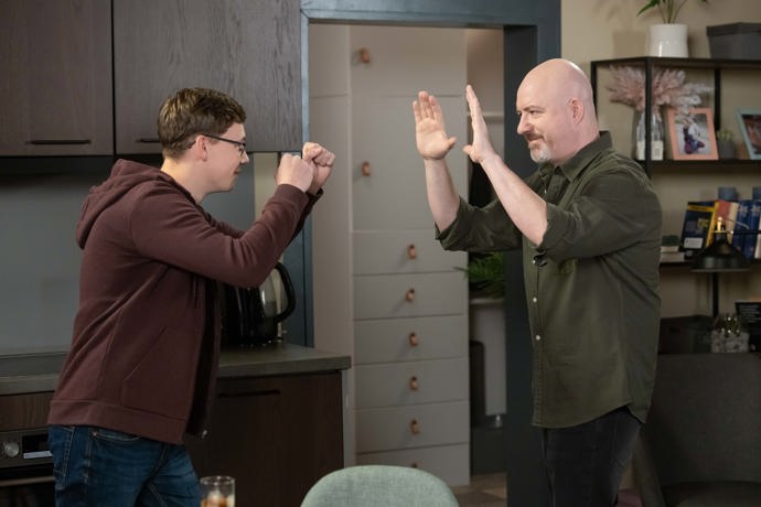 Nekonečný seriál Ulice sleduje dramatické osudy několika spřátelených rodin žijících v sousedství

